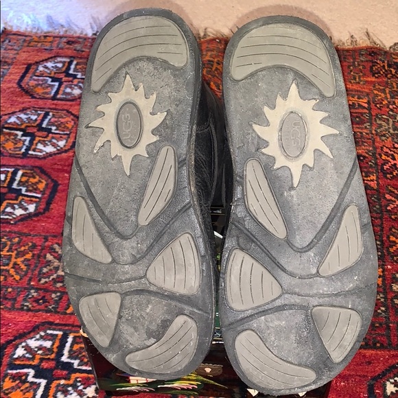 Ugg Leather Boots - Picture 6 of 10